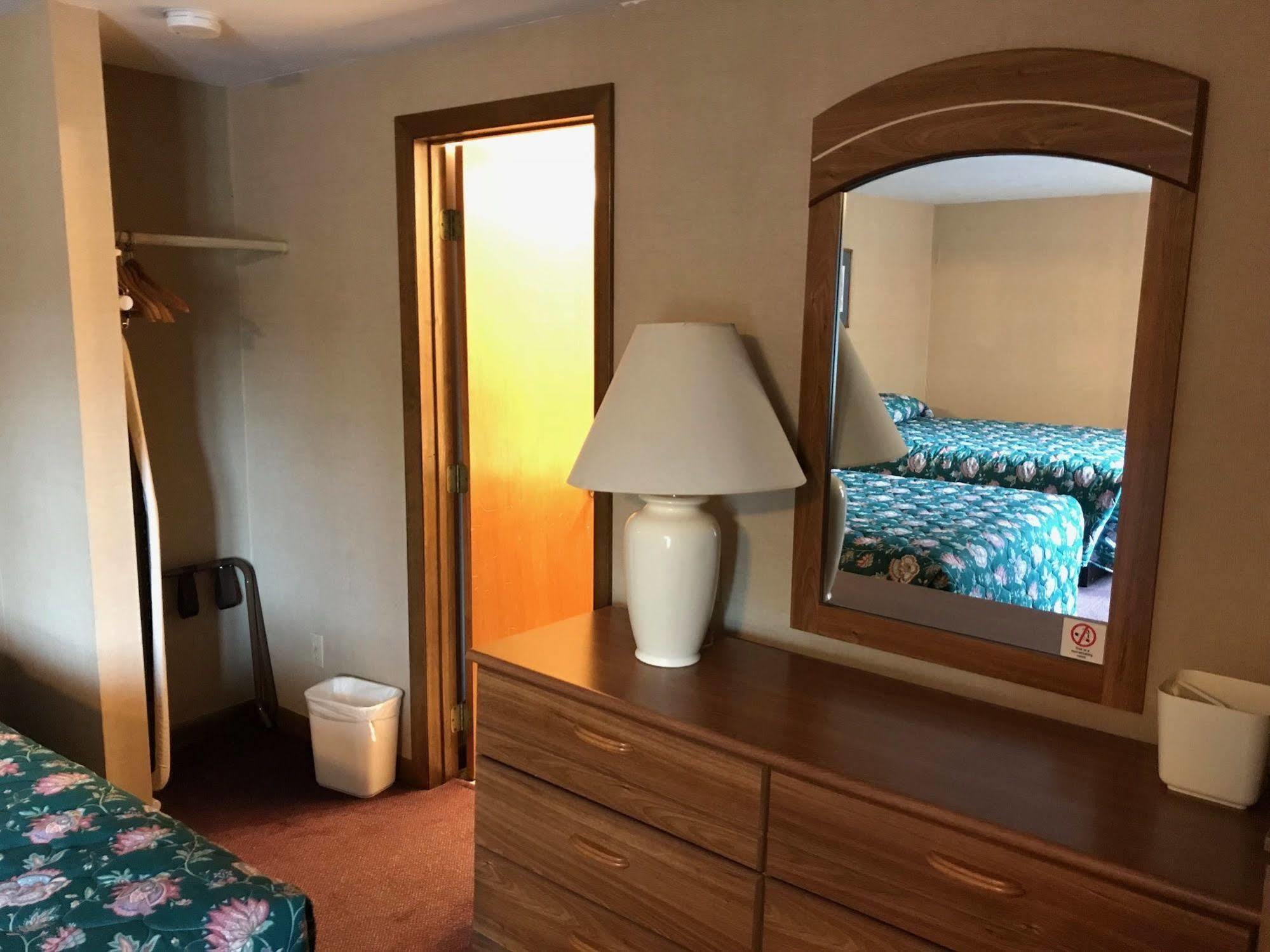 Economy Lodge 682 Main St Sturbridge Eksteriør billede