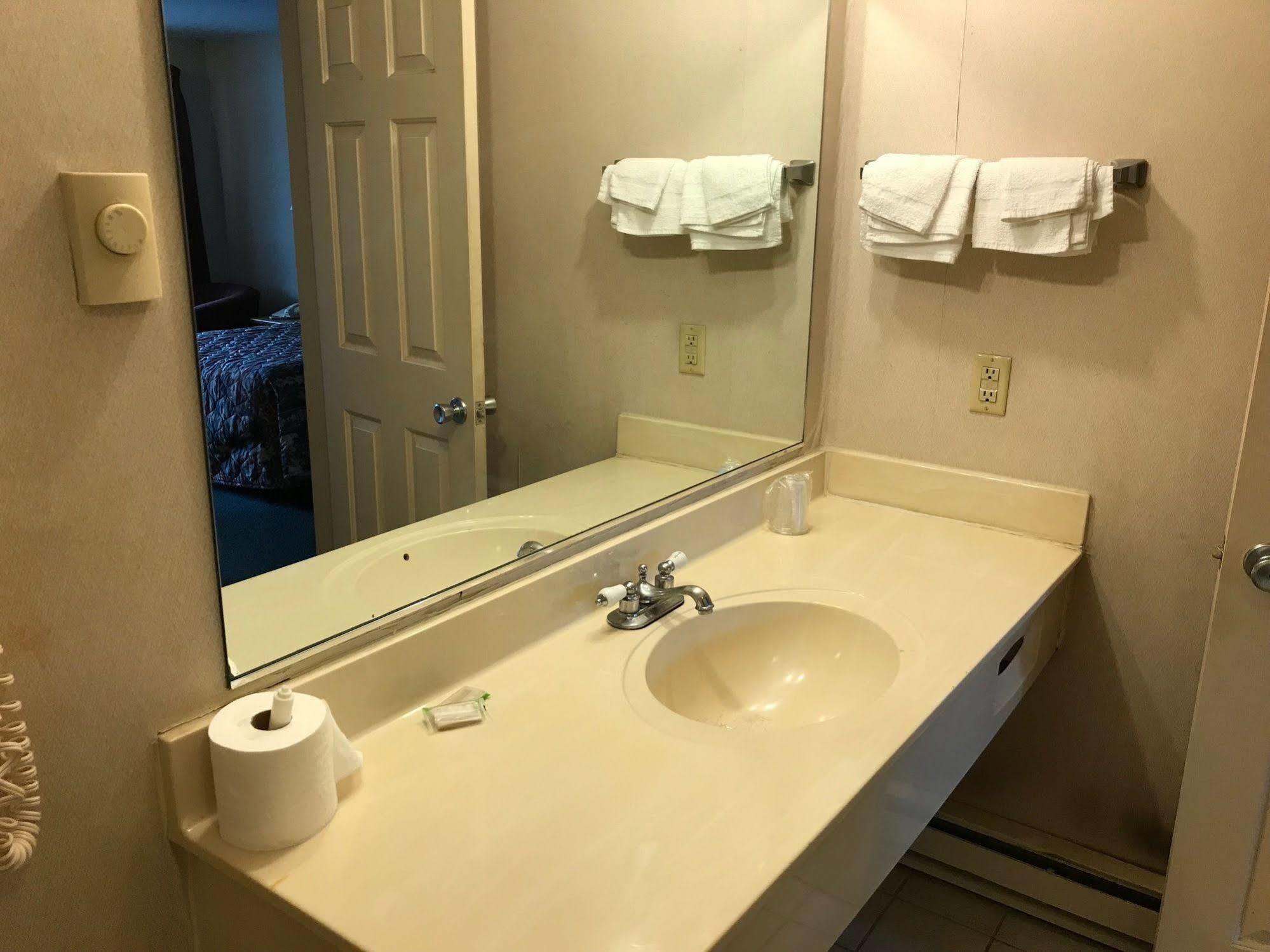 Economy Lodge 682 Main St Sturbridge Eksteriør billede